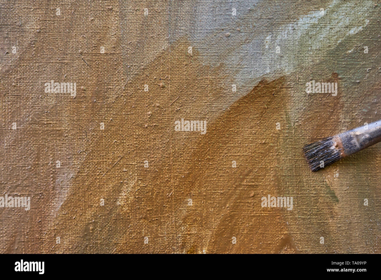 Vernici a olio, diversi colori sulla superficie della tela, close-up del pennello dell'artista, Foto Stock