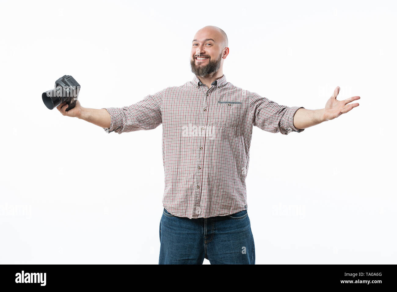 Giovane fotografo allegro con la barba, mentre lavora in studio Foto Stock