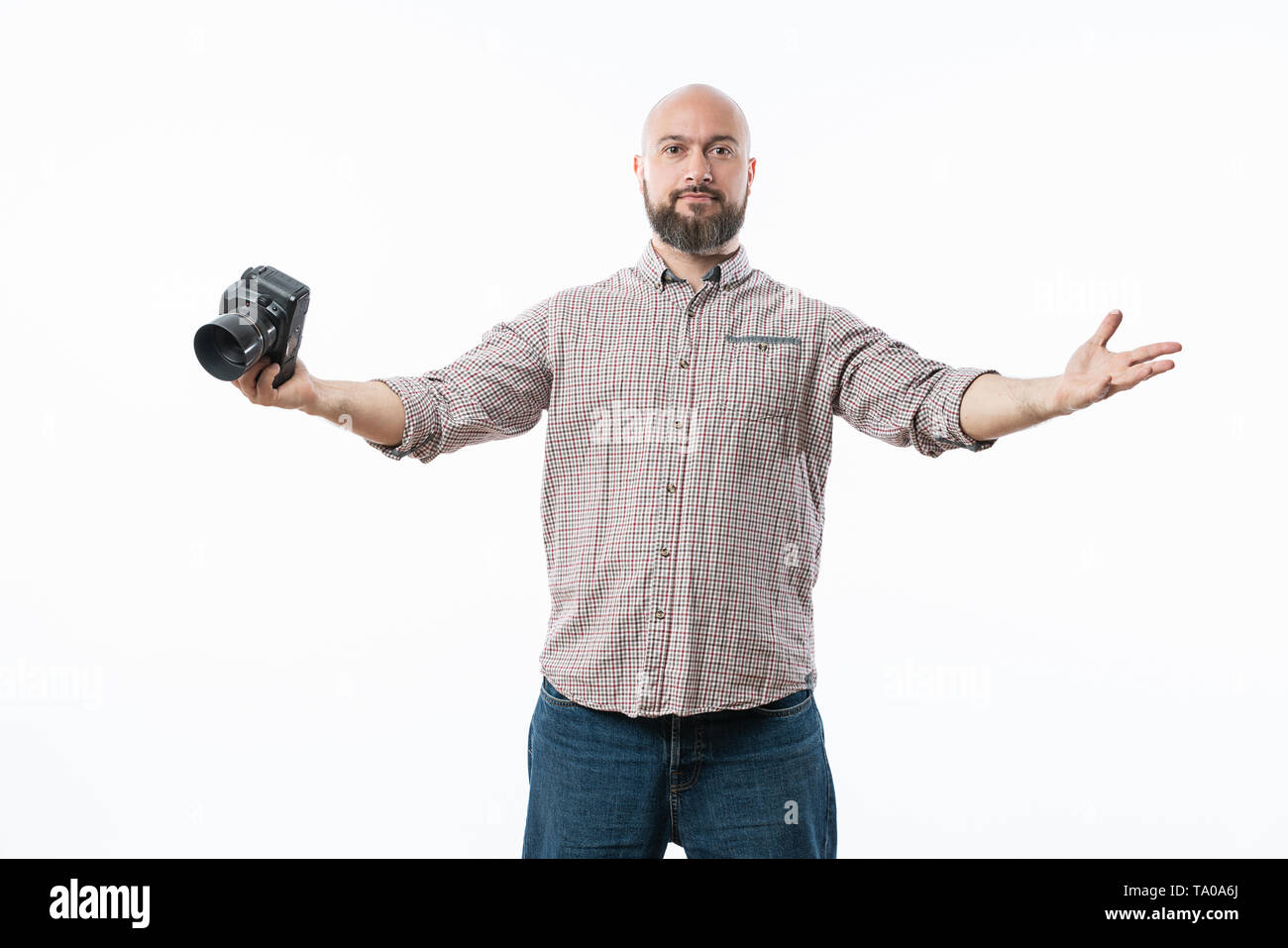 Giovane fotografo allegro con la barba, mentre lavora in studio Foto Stock