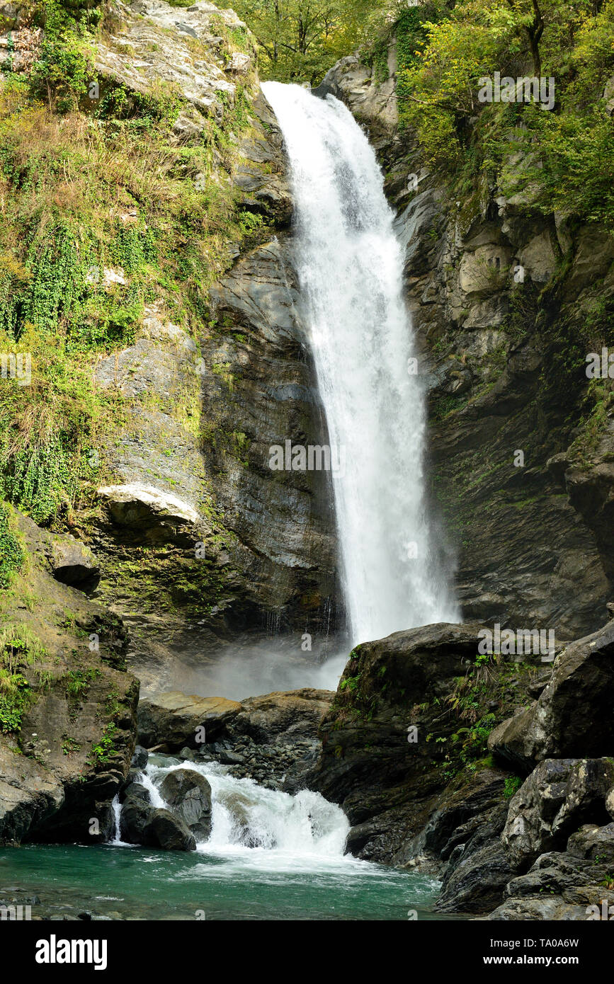 Vista sulla cascata Gurgeniani Lagodekhi nella Riserva Naturale in Georgia, regione di Kakheti Foto Stock