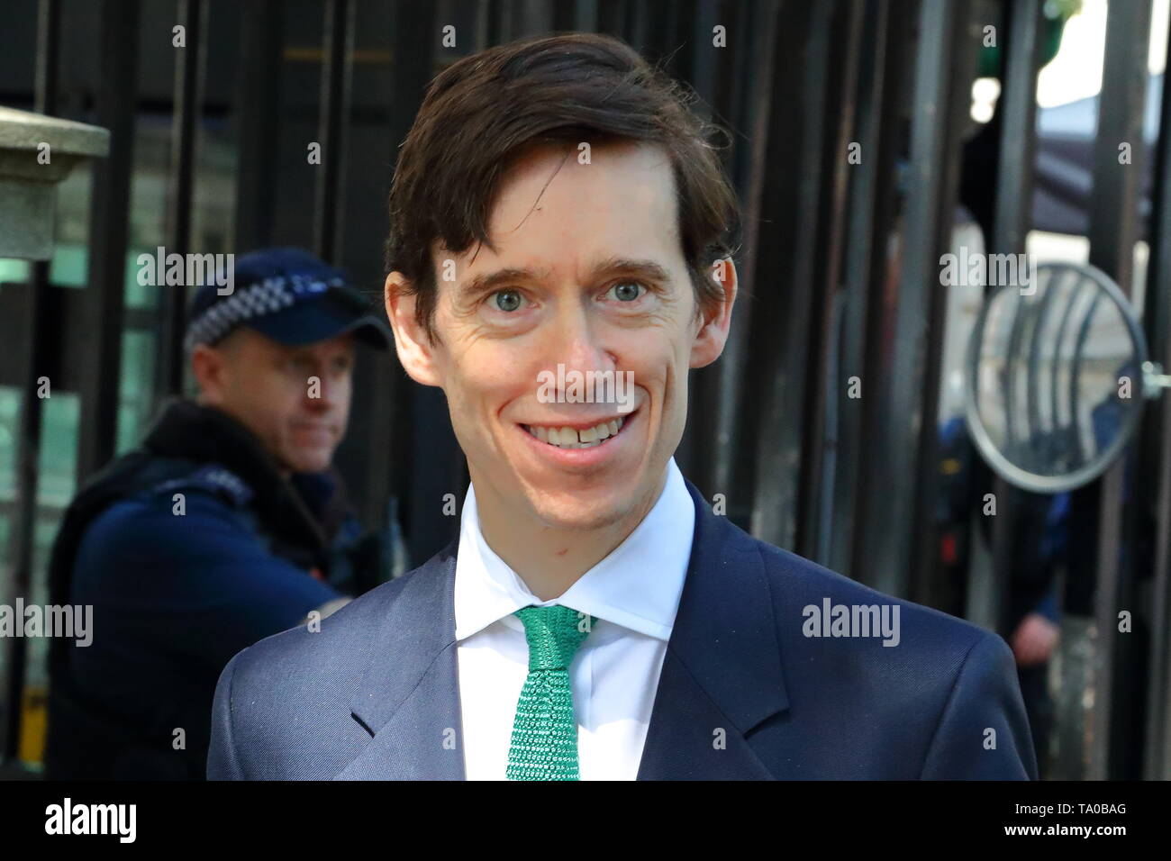 Londra, Regno Unito. 21 maggio 2019. Rory Stewart, Segretario di Stato per lo sviluppo internazionale appare con un ampio sorriso dopo odierna riunione del gabinetto. Credito: Uwe Deffner / Alamy Live News Foto Stock