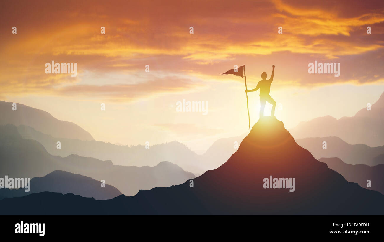 Silhouette di un imprenditore con bandiera sulla cima della montagna sopra il cielo e la luce del sole sullo sfondo Foto Stock