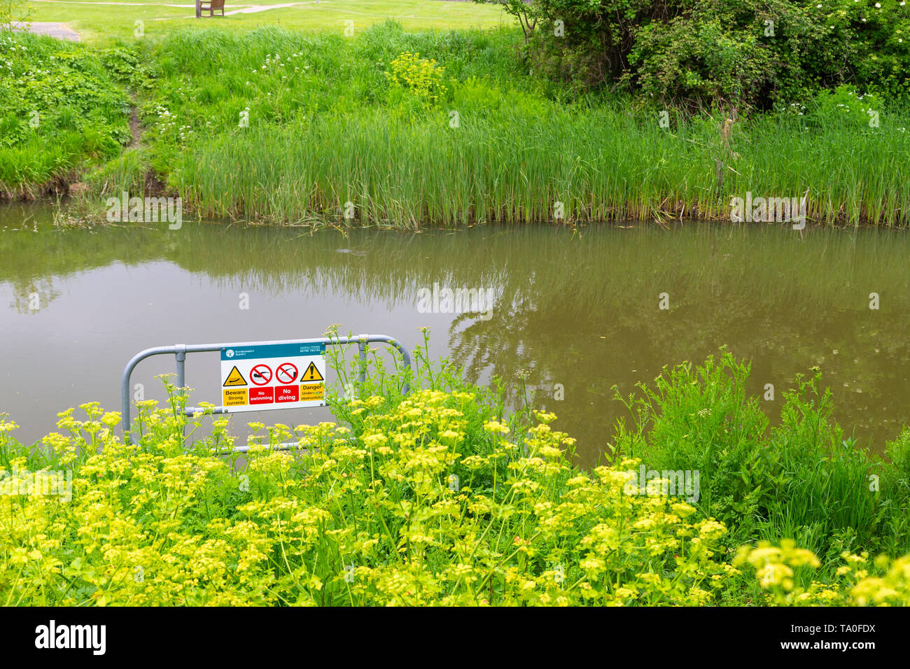 Segnale di avvertimento n. nuoto, guardatevi le forti correnti, no immersioni subacquee di pericolo di ostruzioni, tillingham river, segala, east sussex, Regno Unito Foto Stock