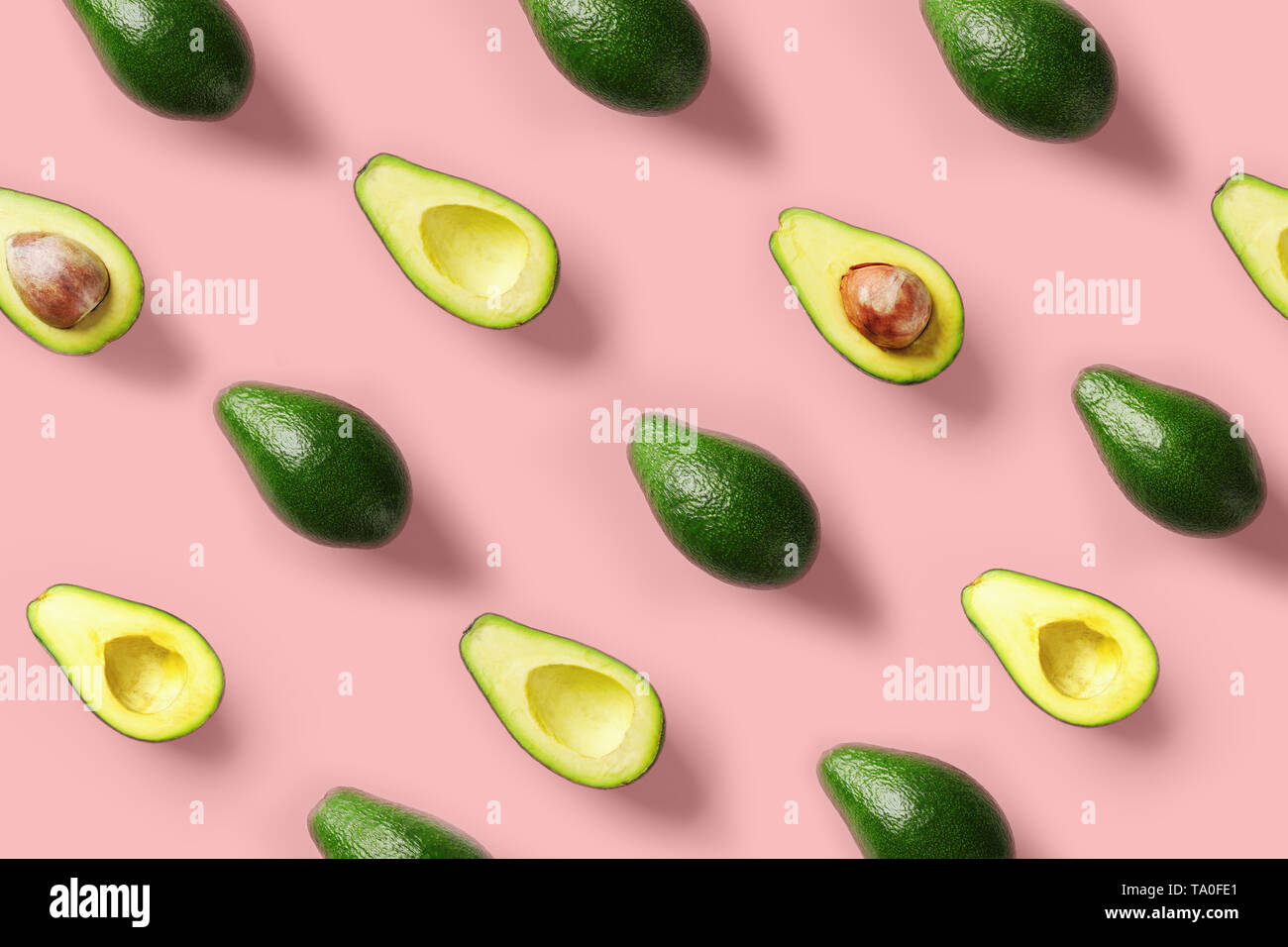 Avocado pattern colorati su un pastello sfondo rosa. Concetto di estate Foto Stock