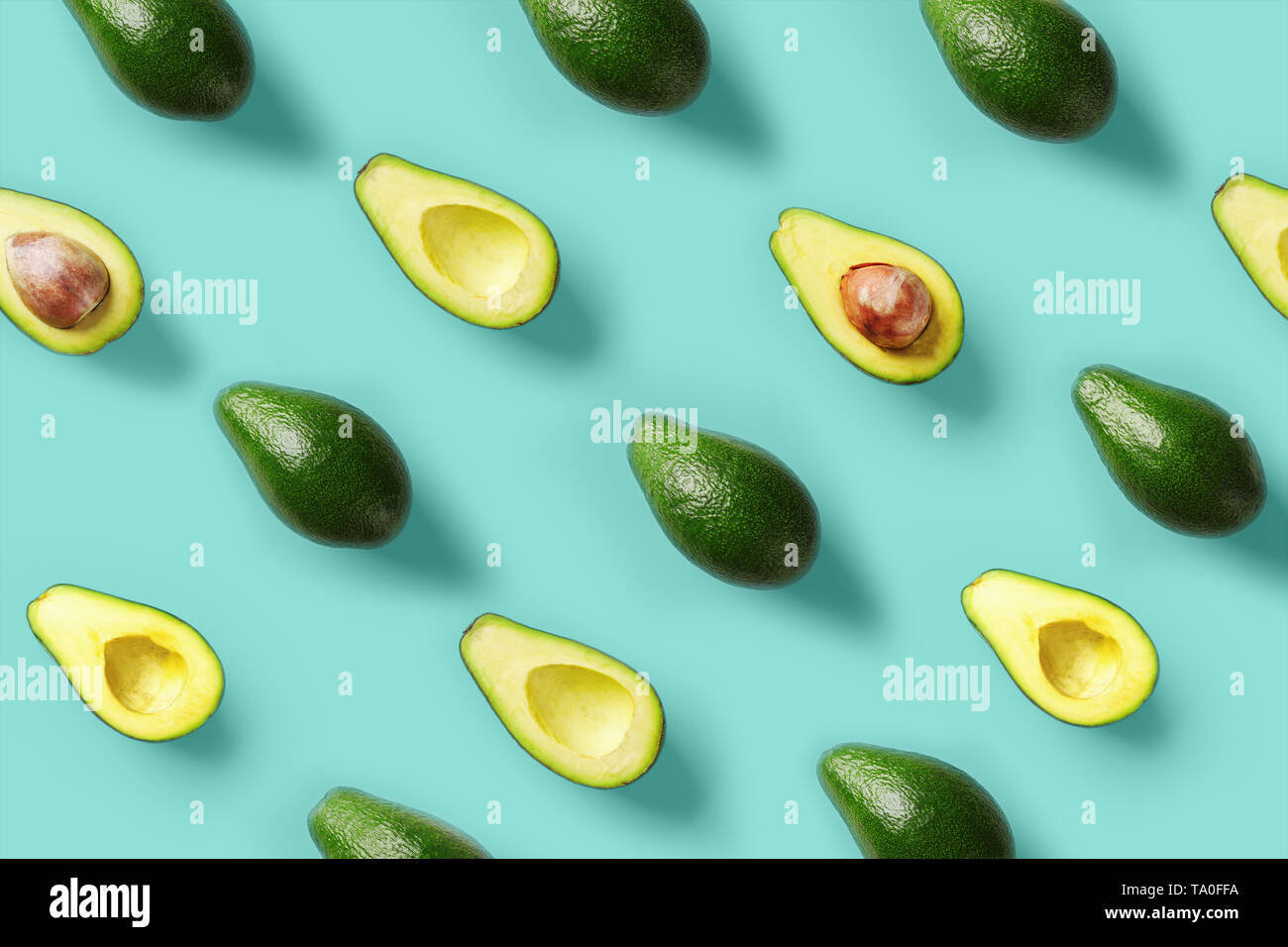 Modello di avocado su sfondo blu. Pop art design, creative estate food concept. Verde avocado, minimale piatto stile di laici. Vista dall'alto. Foto Stock