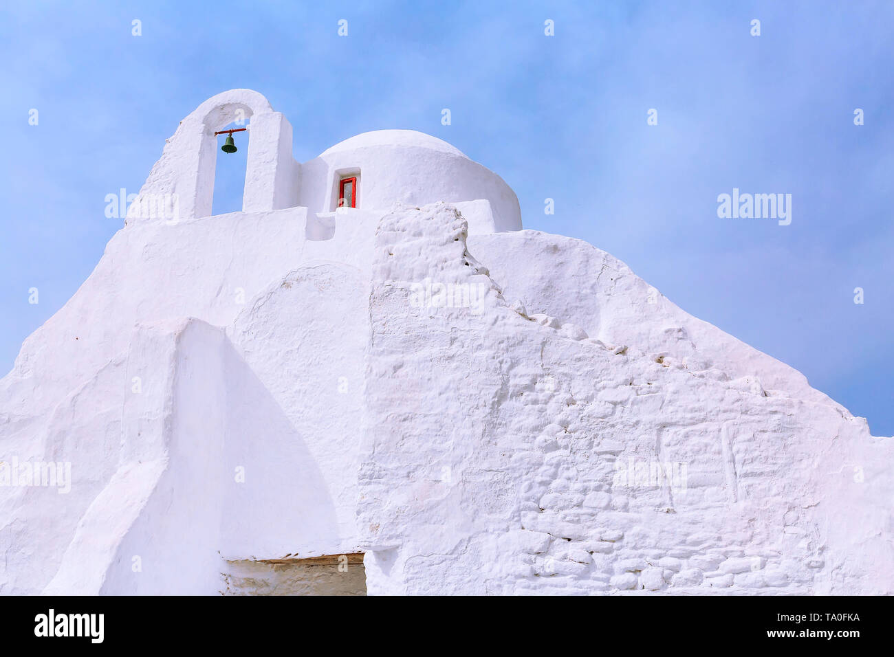 Mykonos, Grecia landmark, bianco chiesa Paraportiani sulla famosa isola greca, close-up sul cielo blu sullo sfondo Foto Stock