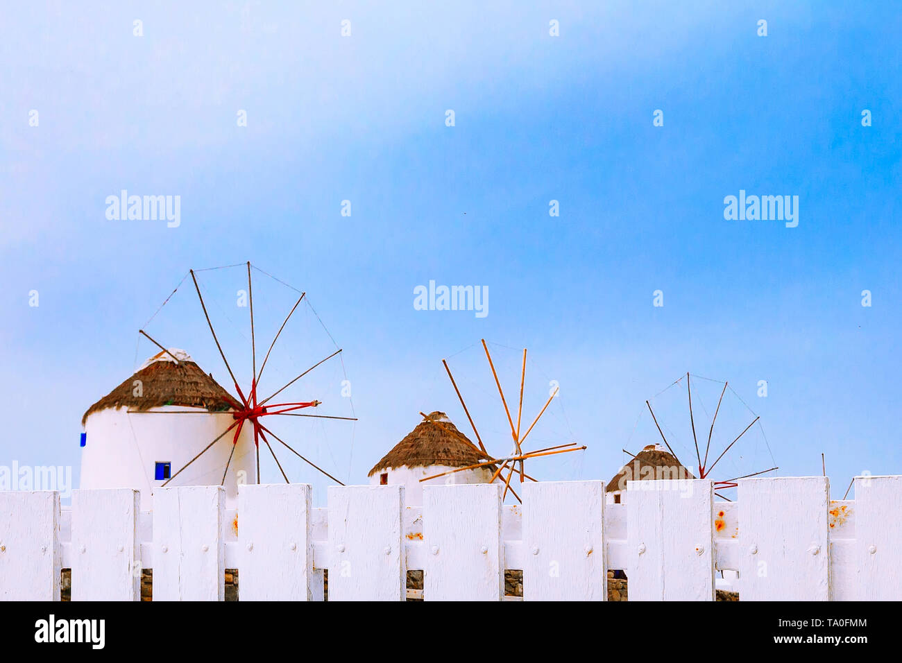 Mykonos, Grecia, copia di sfondo spazio con greca iconico mulini a vento e recinzione bianco nella famosa Isola di Cicladi Foto Stock