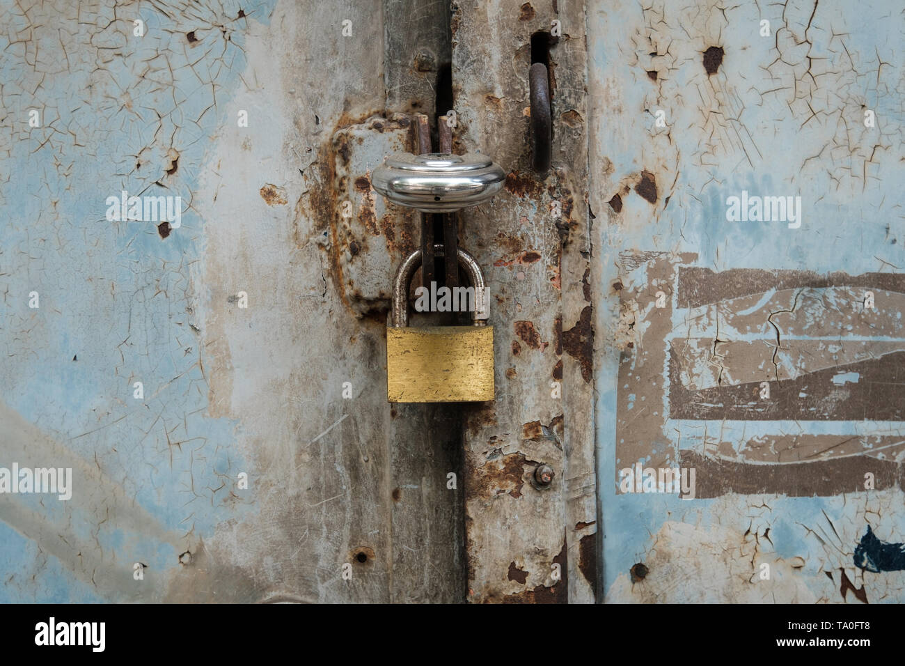 Lucchetto sulla porta vintage closeup - cancello chiuso Foto Stock