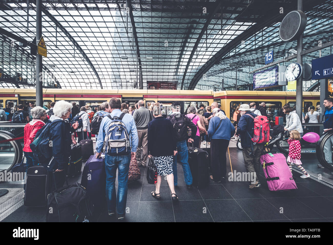 Berlino, Germania - Maggio 2019: gruppo di anziani con bagagli alla stazione ferroviaria piattaforma entrando in treno S-Bahn a Berlino Hauptnbahnhof Foto Stock
