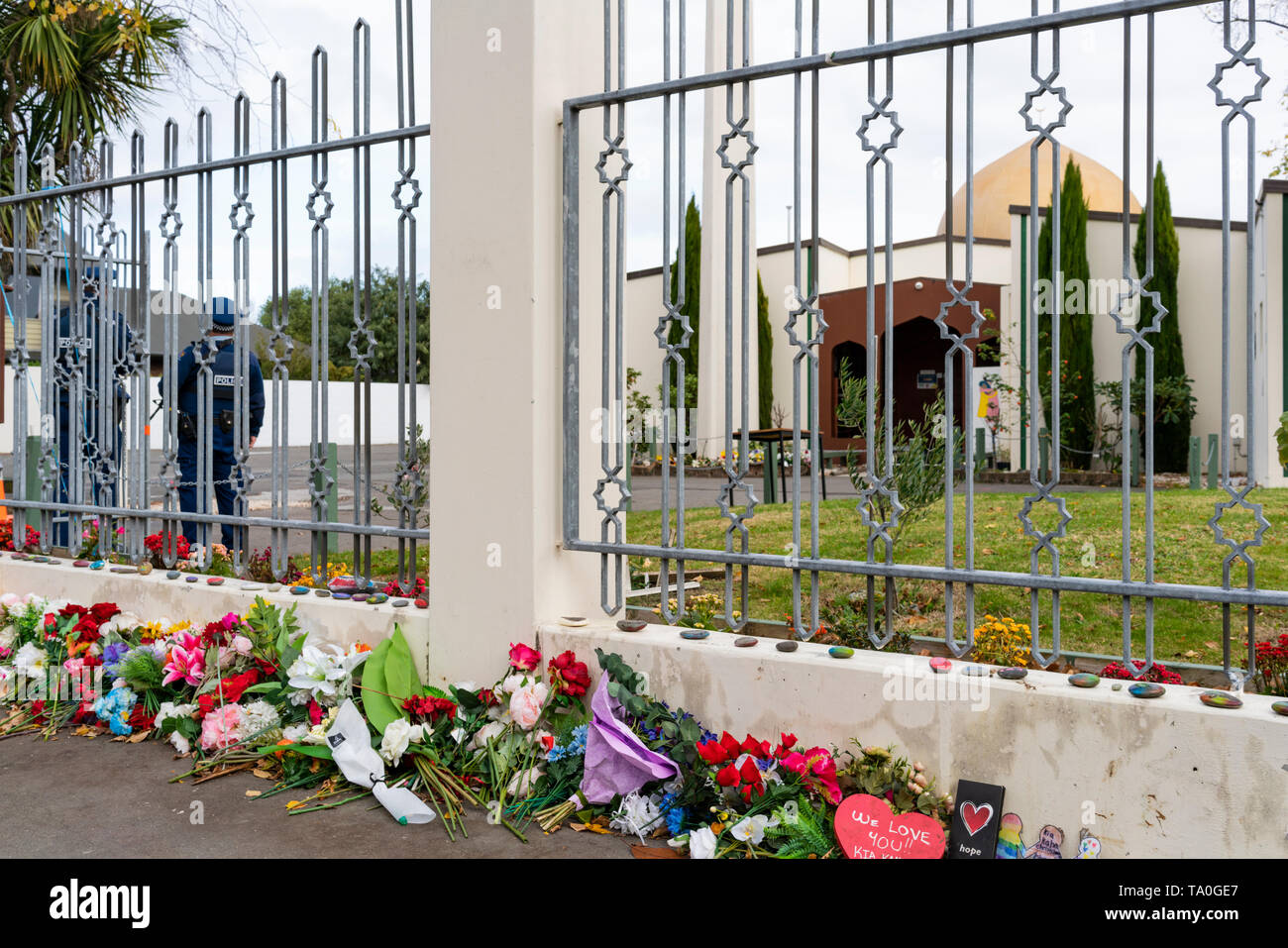 Christchurch, Nuova Zelanda, Moschea, Masjid Al Noor, con memorial omaggi e la presenza della polizia Foto Stock