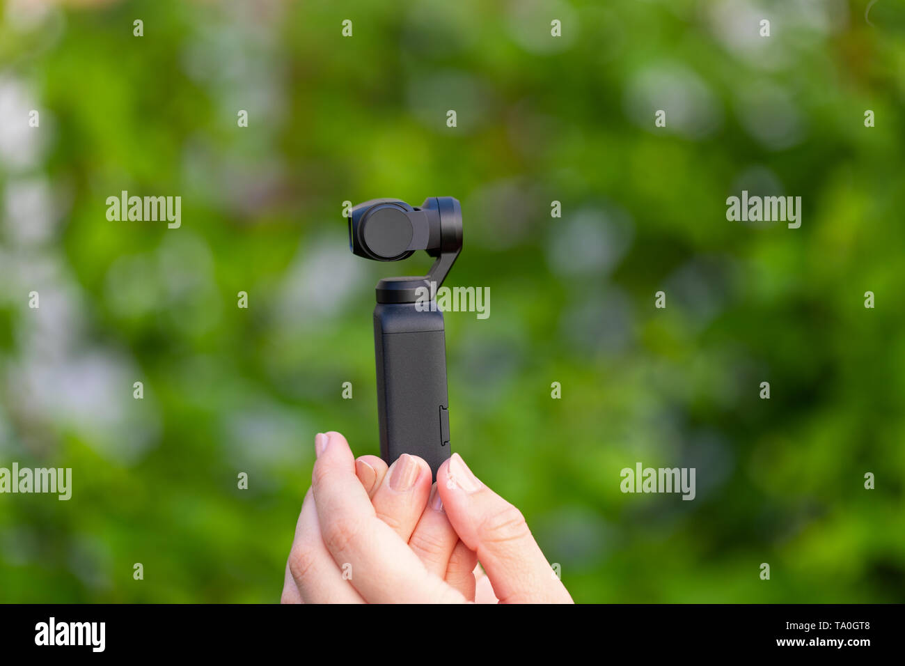 Chiudere l immagine di nero osmo dispositivo, fotocamera tascabile - Strumento ideale per la fotografia di viaggio e videografia - sfondo verde Foto Stock