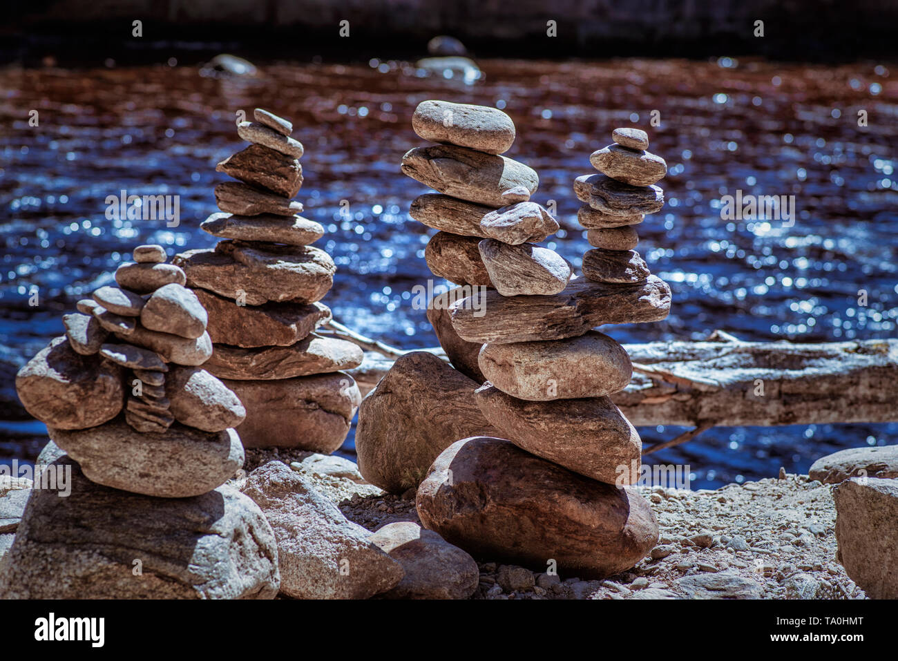 Piramide di pietre sulla spiaggia di ciottoli che simboleggiano la stabilità, zen, armonia, equilibrio.Piramidi di pietra. Foto Stock
