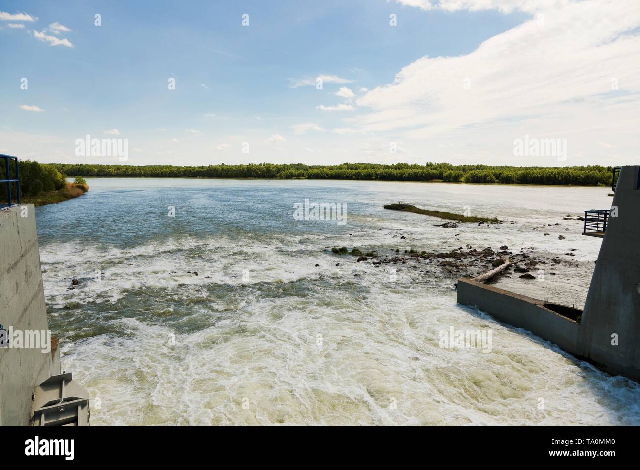 E tempestose acque calme dietro floodgate presso il River - parte della grande diga - controllo delle inondazioni Foto Stock