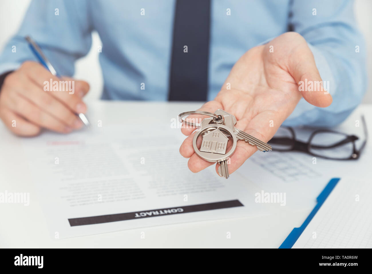 Agente immobiliare con le chiavi di casa. Acquisto di un nuovo concetto di appartamento Foto Stock