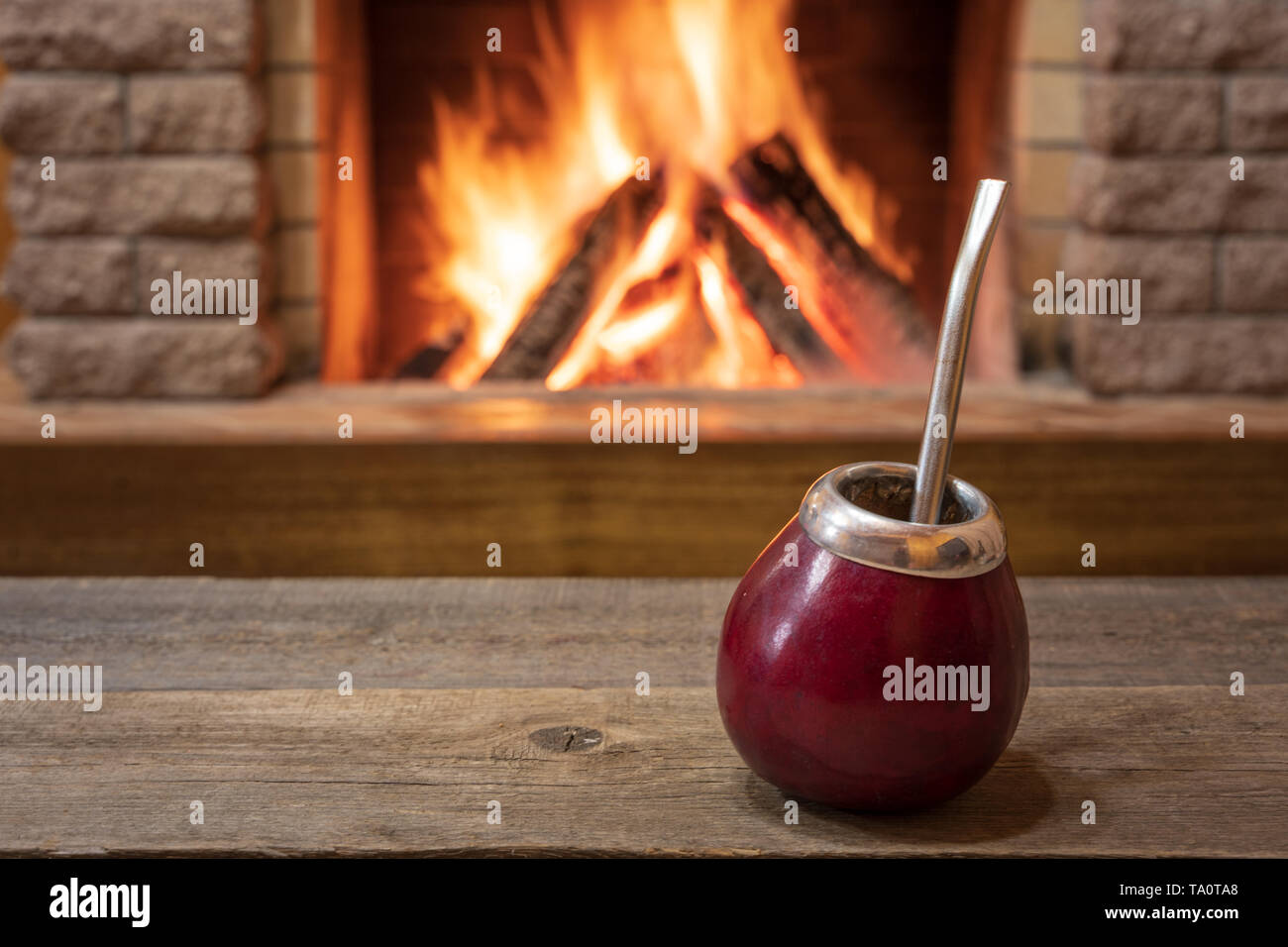 Coppa tradizionale per il compagno di bere vicino al caminetto, in country house, hygge, casa dolce casa. Foto Stock