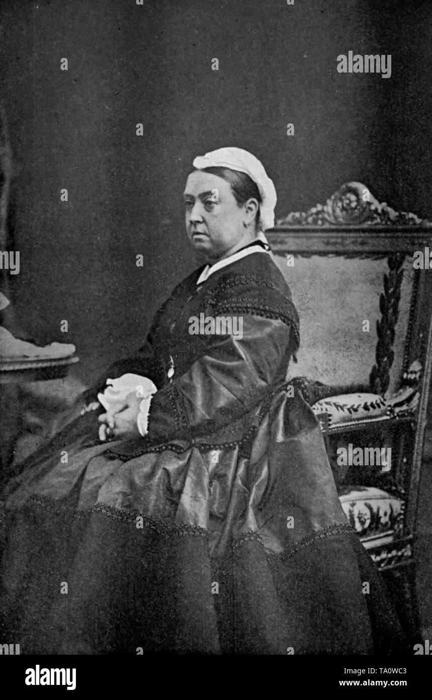 Regina Vittoria (1819-1901), 1863. Da Lytton Strachey, Chatto & Windus, Londra. La regina Vittoria fu il monarca del Regno Unito di Gran Bretagna e Irlanda dal 20th giugno 1837 fino alla sua morte. La regina Vittoria è qui raffigurata indossando gli abiti neri del lutto, che indossava dopo la morte del principe Alberto il principe Consorte fino alla sua morte nel 1901. Foto Stock