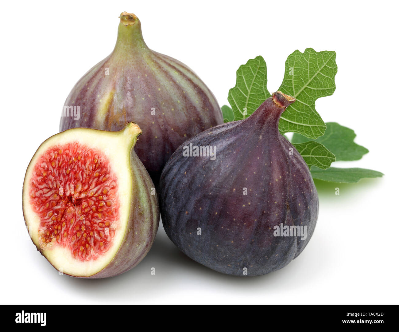 Viola fresca fig la frutta e la fetta con foglie isolati su sfondo bianco Foto Stock