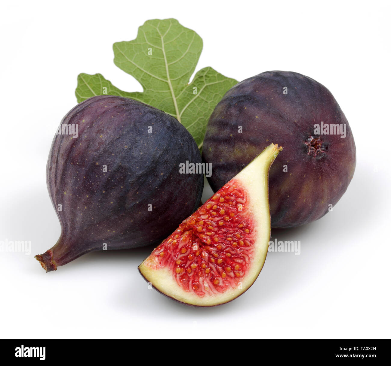 Viola fresca fig la frutta e la fetta con foglie isolati su sfondo bianco Foto Stock