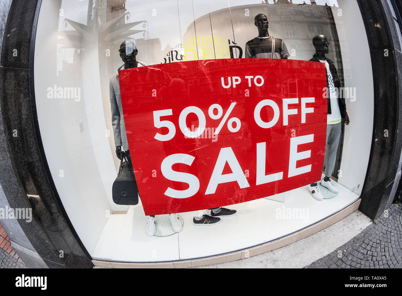 Fino al 50% di sconto, vetrina poster, Vista fisheye Foto Stock