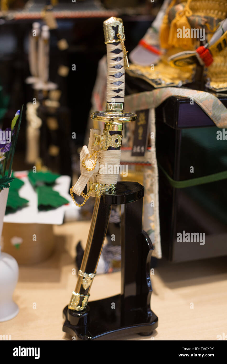 Miniatura samurai giapponese di spade sul display Foto Stock