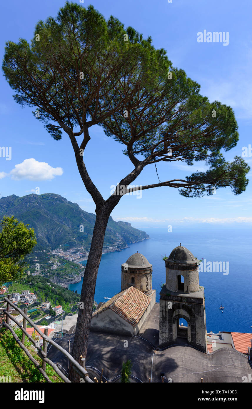 Costiera Amalfitana con pino e torri vista da Villa Rufolo giardino a Ravello, in provincia di Salerno, Italia meridionale Foto Stock