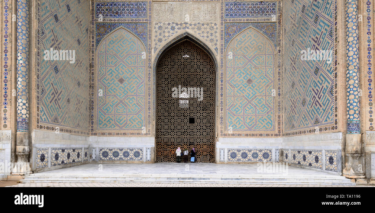 Samarcanda, Uzbekistan, vista sulla moschea Bibi-Khanym, uno del mondo islamico più grandi moschee, costruito da Timur nel XV secolo Foto Stock