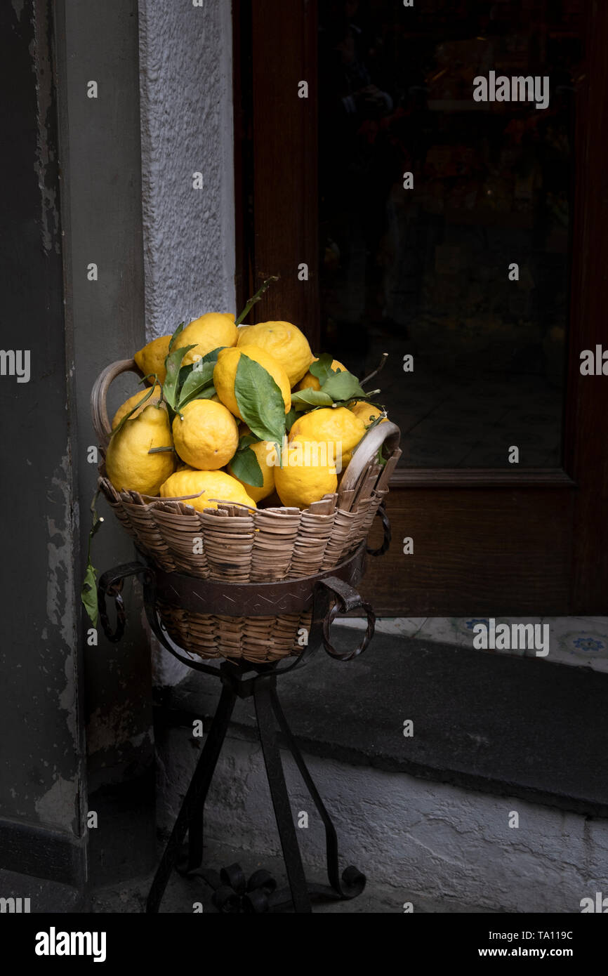 Limoni freschi in un cesto in un negozio porta in Amalfi in Italia meridionale. La costa di Limone è un nome per questa parte della provincia di Salerno Campania Italia Foto Stock