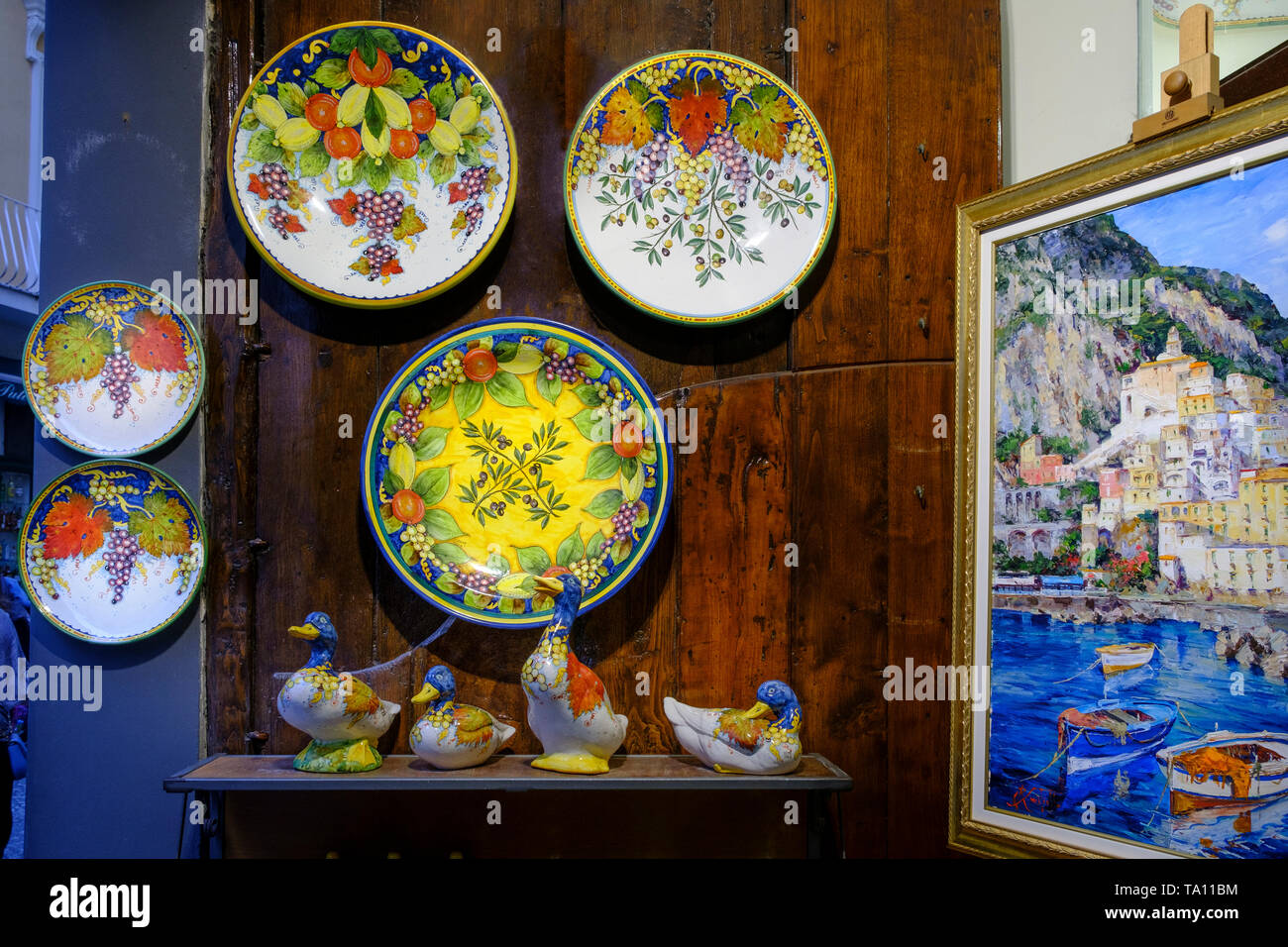 Tourist souvenir shop in Amalfi un display della ceramica italiana creato in Costiera Amalfitana Campania Italia Foto Stock