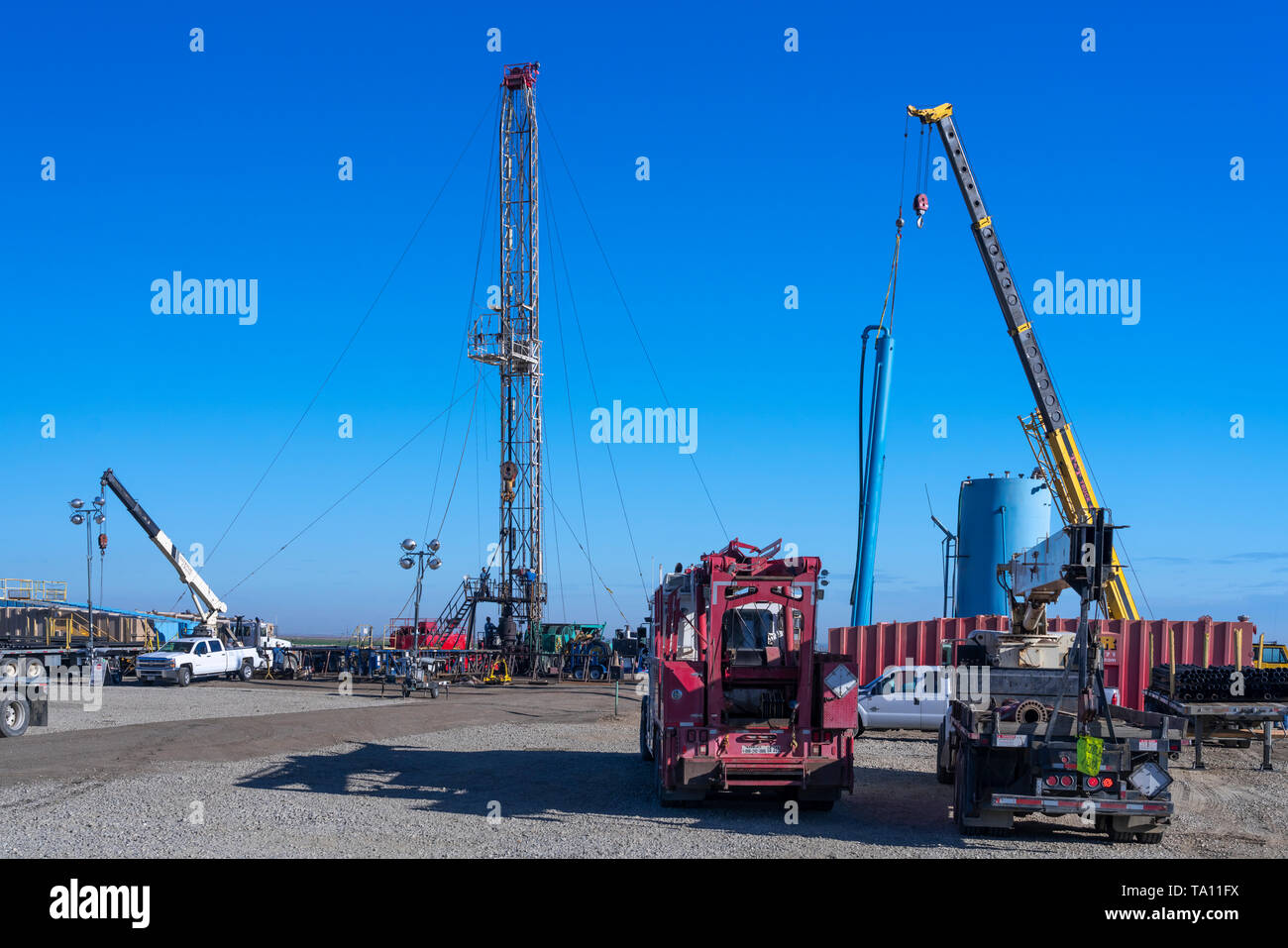 L'esplorazione di petrolio e la piattaforma di perforazione in prossimità Taft, California, Stati Uniti d'America. Foto Stock