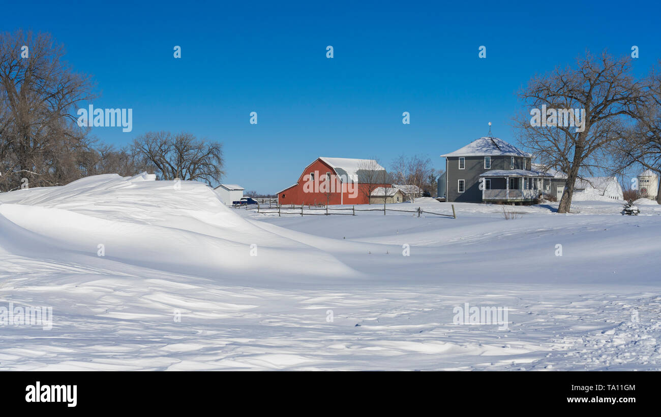 Un cascinale rurale in inverno vicino prugna Coulee, Manitoba, Canada. Foto Stock