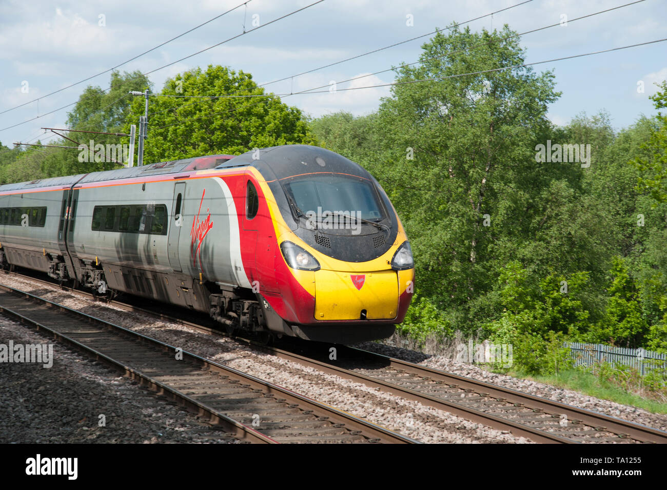 Il Pendolino Virgin Express treno passeggeri Foto Stock