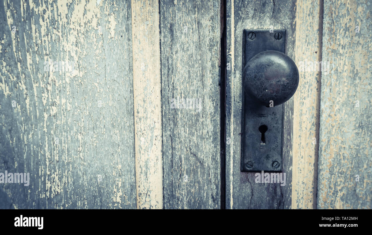 Vecchia serratura sulla porta. Serratura della porta di una vecchia casa colonica. Vero stile villaggio, close-up focus sulla serratura. Foto Stock