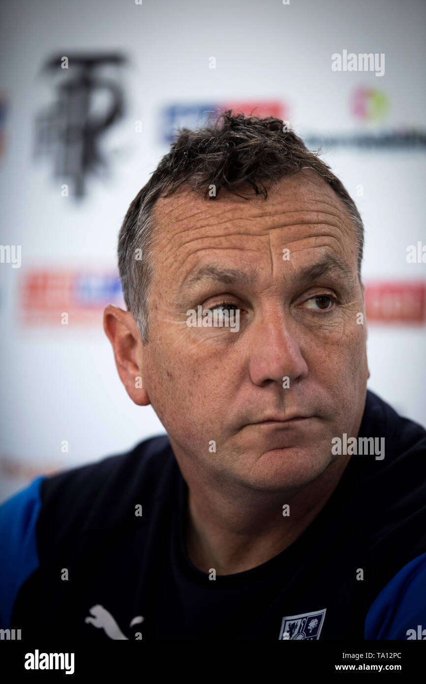 Mickey Mellon, manager di Tranmere Rovers Football Club di parlare alla stampa in occasione di una conferenza stampa presso il club di tirocinio di Leasowe, Wirral. Tranmere Rovers guadagnato la promozione al campionato EFL 2 dalla Lega nazionale tramite un play-off nella stagione 2017-8 e restituito al Wembley dodici mesi più tardi il 25 maggio a faccia Newport County per un posto in campionato EFL uno. Foto Stock