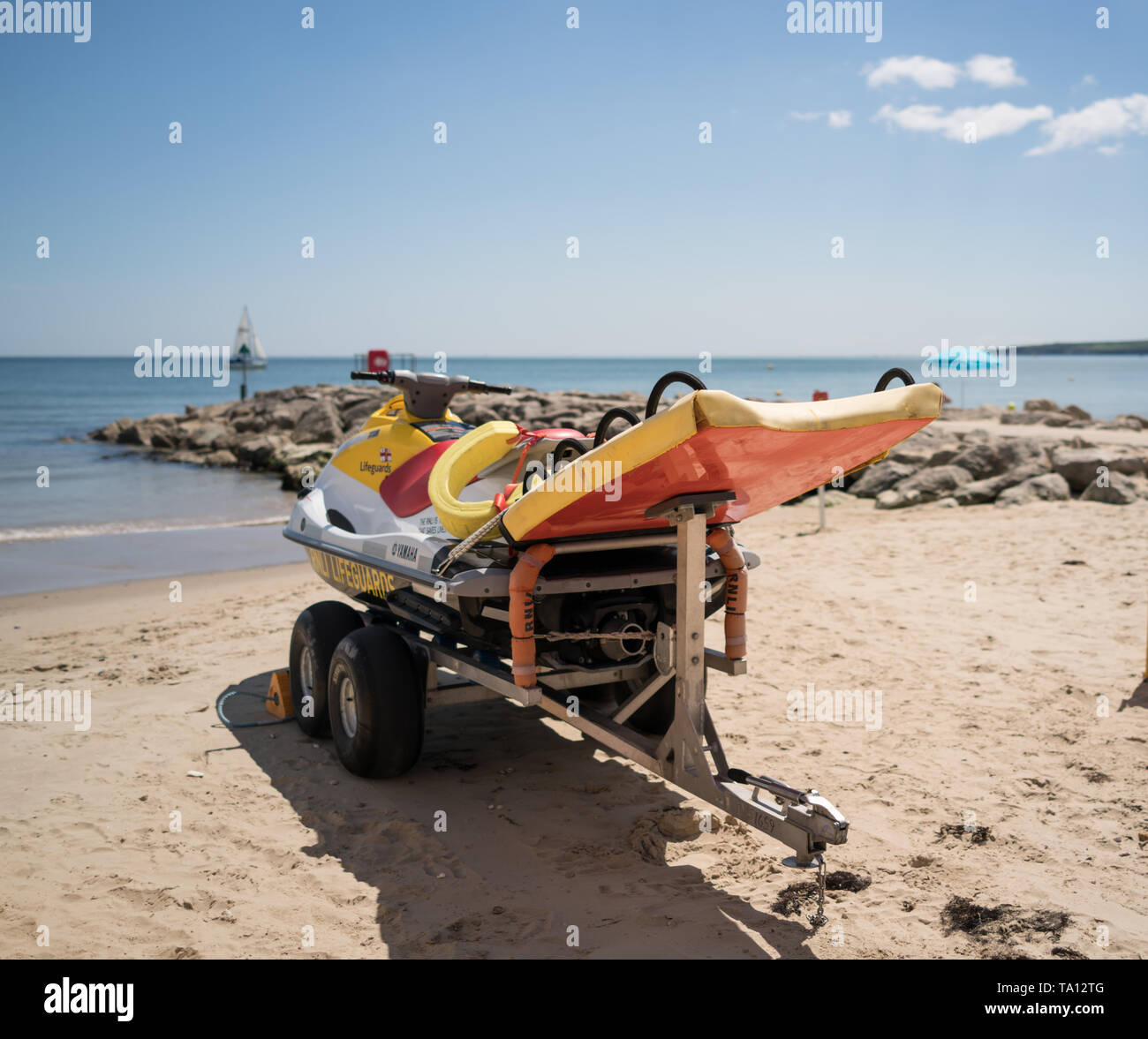 RNLI scialuppa di salvataggio jet ski sul rimorchio sulla spiaggia di barene Poole Foto Stock