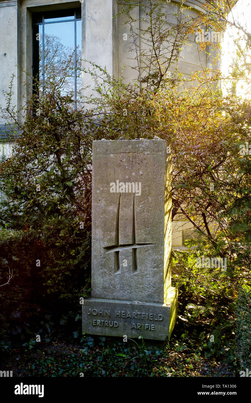 John Heartfield grave, Dorotheenstad cimitero, Berlino, Germania Foto Stock