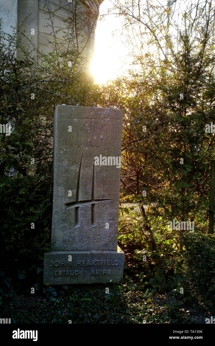 John Heartfield grave, Dorotheenstad cimitero, Berlino, Germania Foto Stock