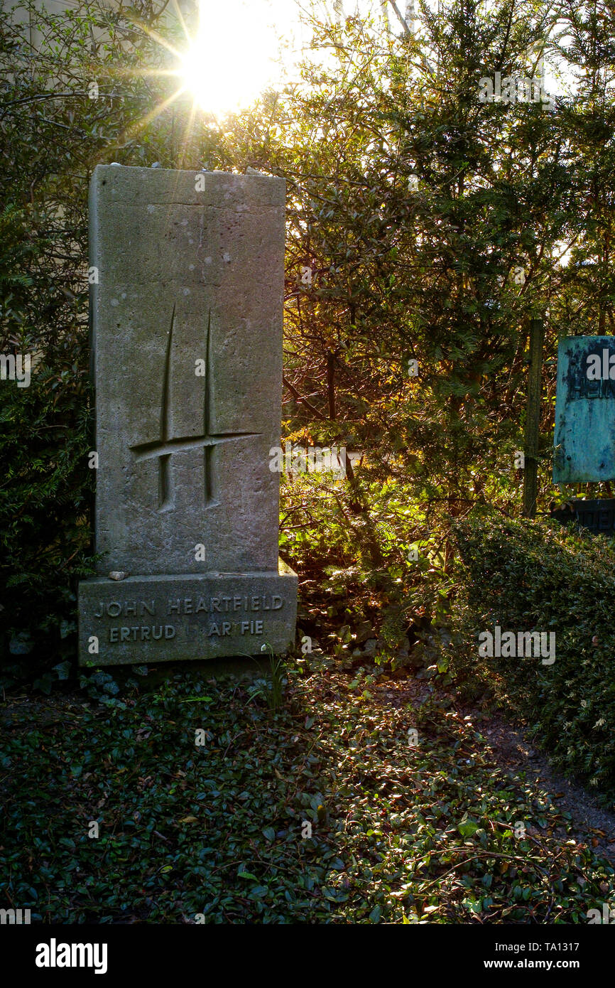 John Heartfield grave, Dorotheenstad cimitero, Berlino, Germania Foto Stock
