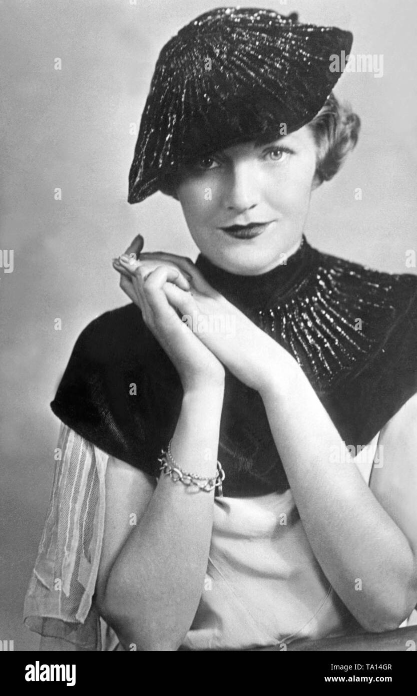 Modello in un cappello e una sciarpa ensemble. Entrambi sono realizzati dal nuovo tessuto di moda, una miscela di velluto e cellophane. Foto Stock