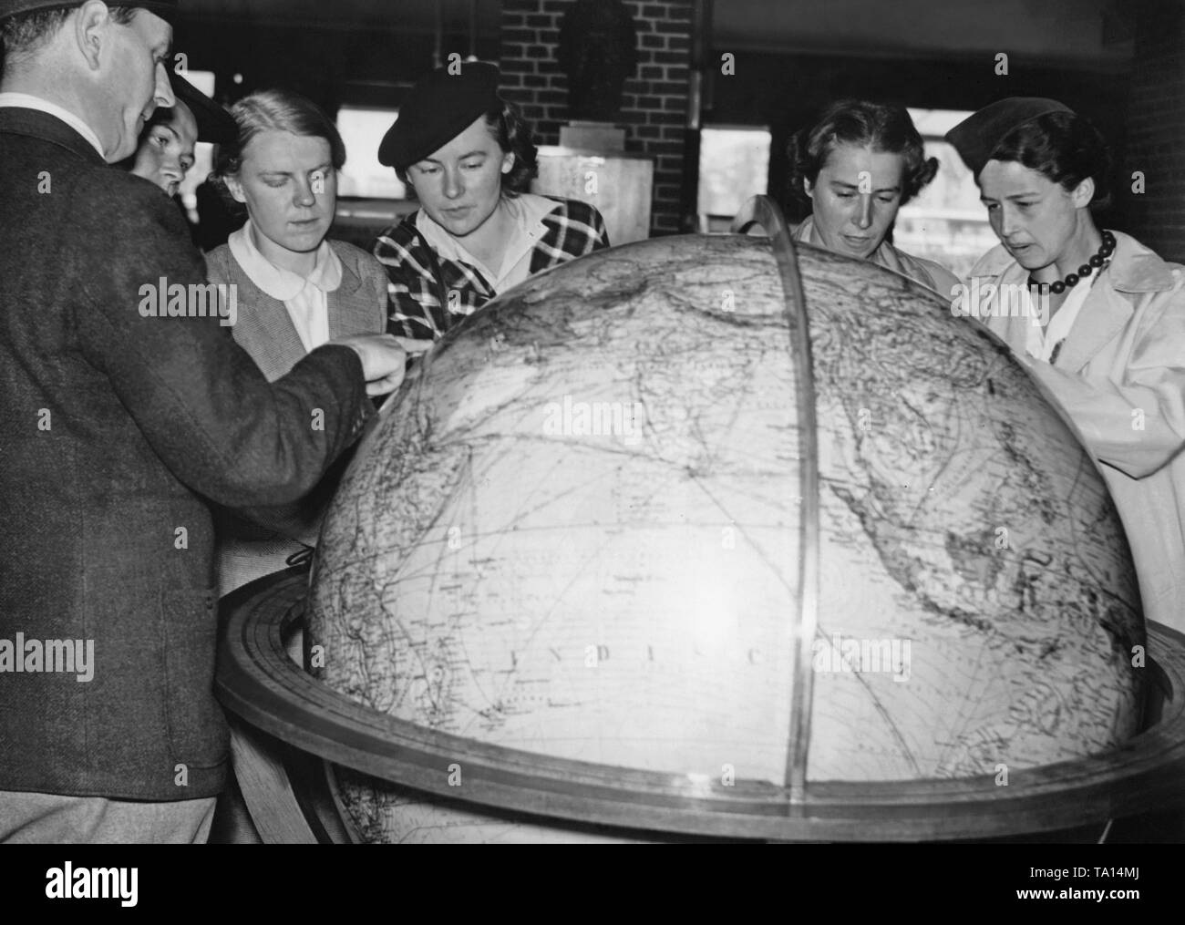 I partecipanti del primo assistente di volo corso di formazione di Lufthansa durante una navigazione di formazione presso l'aeroporto Tempelhof. Foto Stock