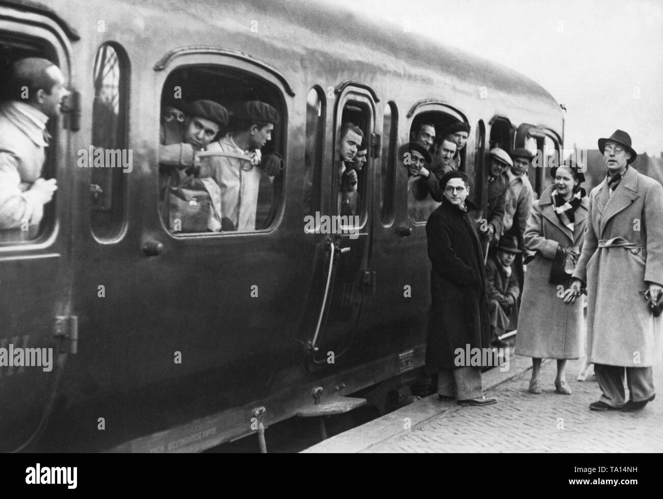 Foto della nazionale spagnola di sostenitori che vengono evacuati a Paesi Bassi dagli Spagnoli-nato giornalista L. Hemans nel 1936. Dopo lunghi negoziati, il governo repubblicano di Madrid ha deciso di evacuazione. Foto Stock