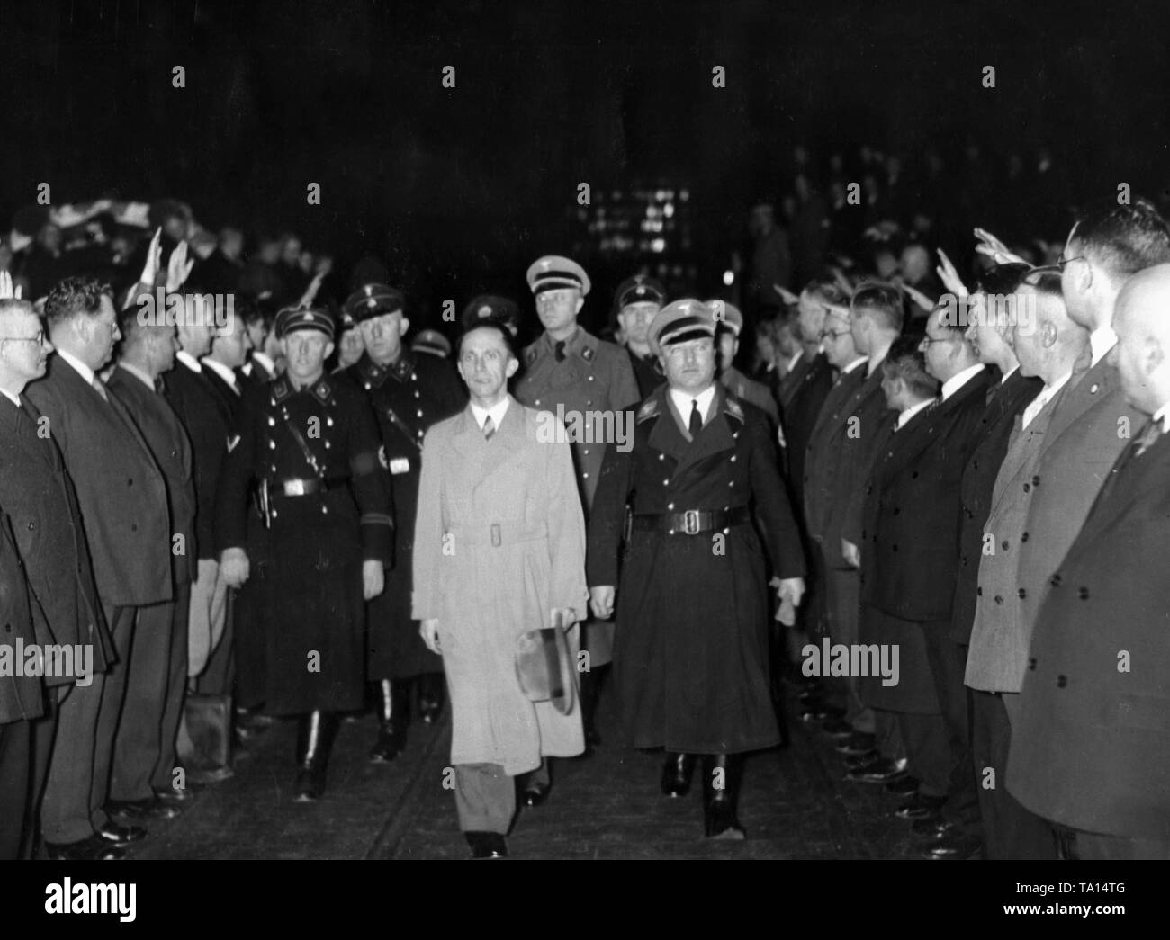 Joseph Goebbels (sinistra) e Robert Ley (a destra) incontrano nella sala della AEG in Brunnenstrasse, Berlino, per una dimostrazione di lavoro in occasione di un anno di esistenza dell'organizzazione nazista "Kraft durch Freude' ('Sforzo attraverso Gioia"). Foto Stock