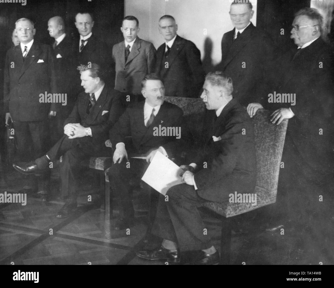 Hitler con il suo nuovo giurato ministri il 30 gennaio 1933, nella Reichskanzlei. Da sinistra a destra: Franz Seldte, Hans Heinrich Lammers, Guenther Gereke, Lutz Graf Schwerin von Krosigk, Wilhelm Frick, Werner von Blomberg, Alfred Hugenberg. Seduta: Hermann Goering, Adolf Hitler e Franz von Papen. Foto Stock