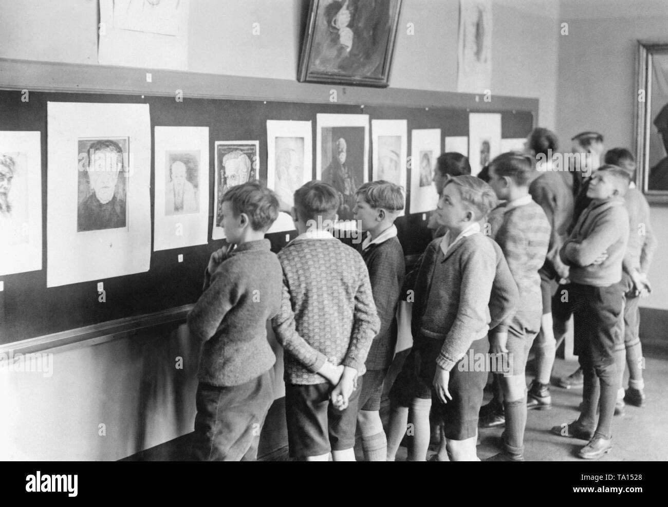 Gli studenti provenienti da Hindenburg Oberrealschule di Wilmersdorf guardare una mostra d'arte permanente sotto il motto "Il ritratto' nella loro scuola. La mostra è stata avviata dalla Federazione per la formazione di arte, probabilmente nel 1932. Foto Stock