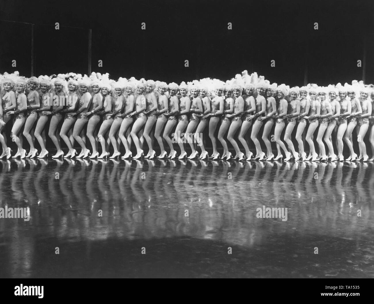 Scena dalla revue film 'Der tanzende Traum'. Foto non datata, probabilmente dall'30s o 40s. Foto Stock