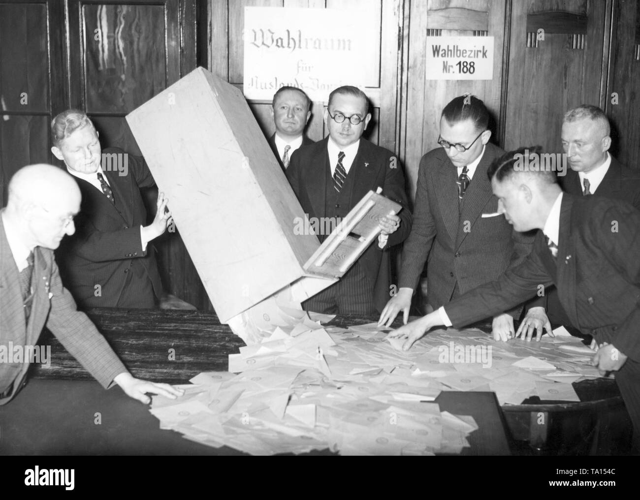 Le schede di voto dei cittadini di Danzica non registrato localmente sono state contate presso il dipartimento di polizia di Gdansk. Foto Stock