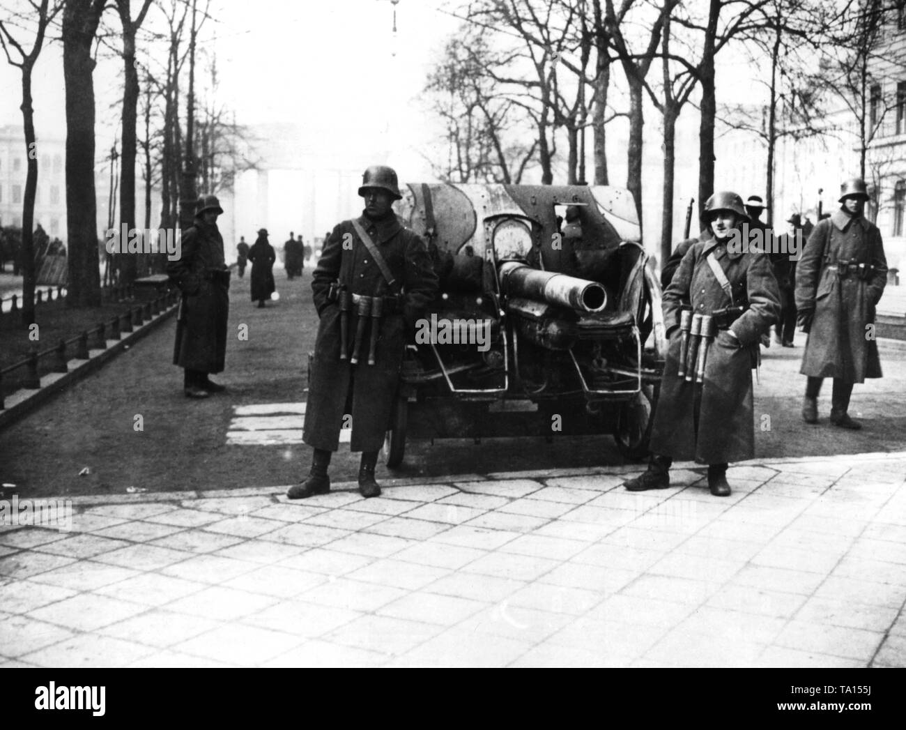 Nel corso dell'Maerzkaempfe di Berlino (marzo combatte) unità dei Freikorps e le truppe del governo di proteggere la città. Qui i soldati con un cannone di campo guardia del distretto governativo di Berlino vicino al Wilhelmplatz. La Porta di Brandeburgo è in background. Foto Stock