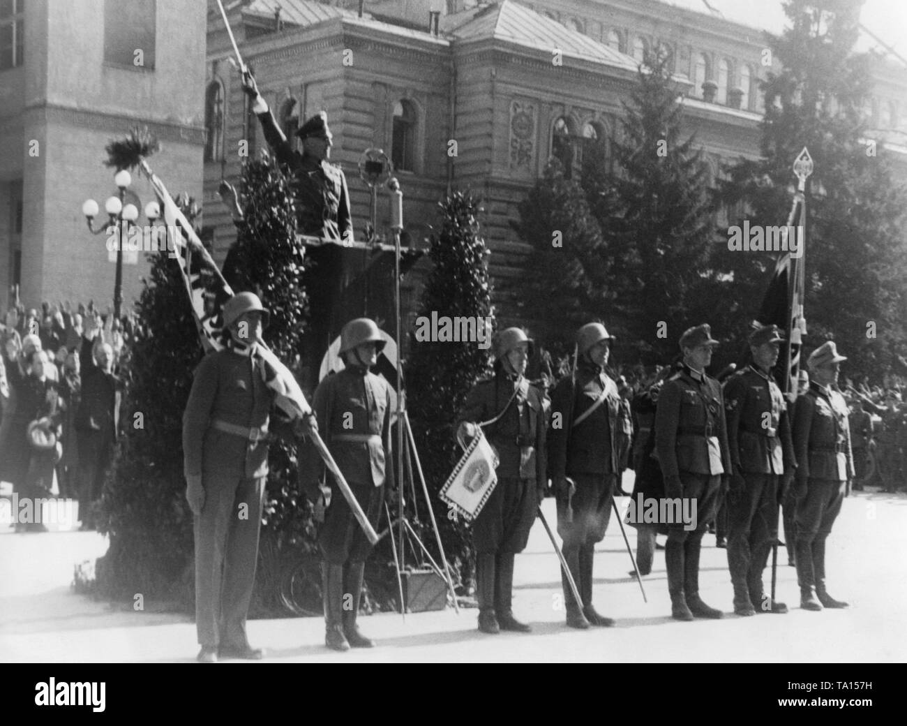 Dopo l'annessione dell'Austria per il Reich tedesco, le truppe austriache sono giurato di Adolf Hitler. Lieutenant-General Heinrich Doehla giura il Tiroler Jaegerregiement in Innsbruck davanti alla Hofburg. Proprio di fronte, Tedesco Gebirgsjaeger (truppe di montagna). Foto Stock