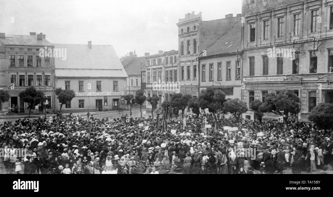 I residenti della regione Hlucin, che fu annesso alla neonata Cecoslovacchia senza un referendum, protesta contro questa disposizione del Trattato di Versailles davanti alla città birreria e la pensione "Goldene Krone' ('Golden Crown"). Foto Stock