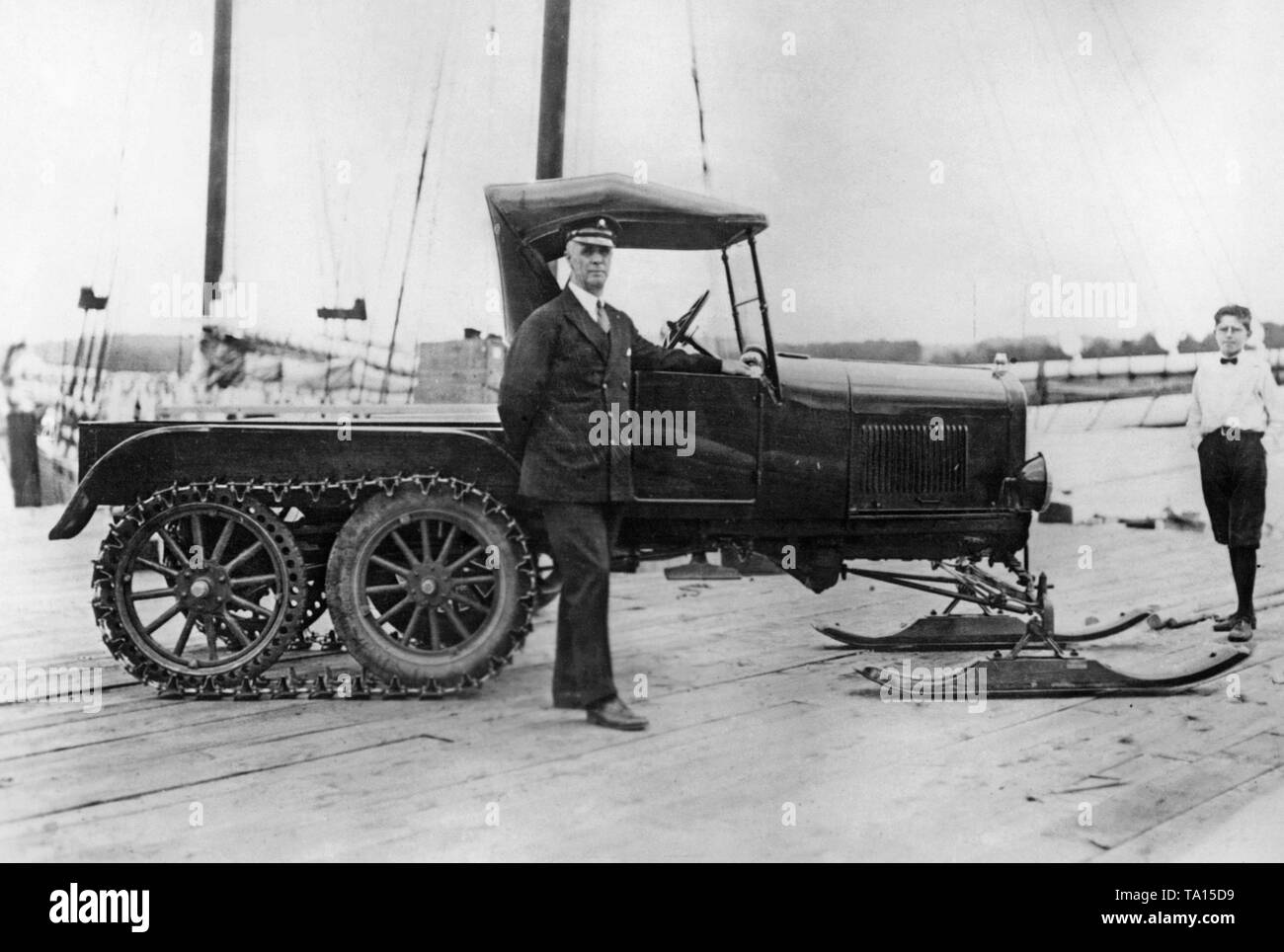 L'Americano esploratore polare Donald MacMillan accanto a una macchina dotata di catene e pattini. Il veicolo si deve sostituire il convenzionale Sled Dog. Foto Stock