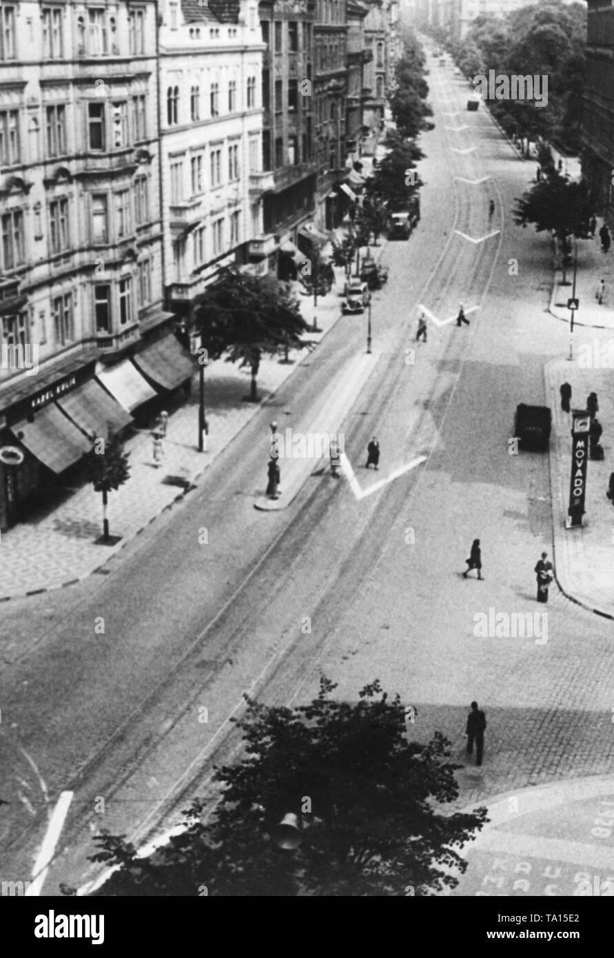 Per le strade di Praga, vi sono state dipinte di grande 'V' lettere. Questi dovevano stare per la vittoria del socialismo nazionale. Dal marzo 1939, i territori della Boemia e Moravia era sotto occupazione tedesca. Foto Stock